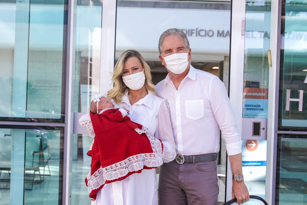 Roberto Justus e Ana Paula levam a filha para casa