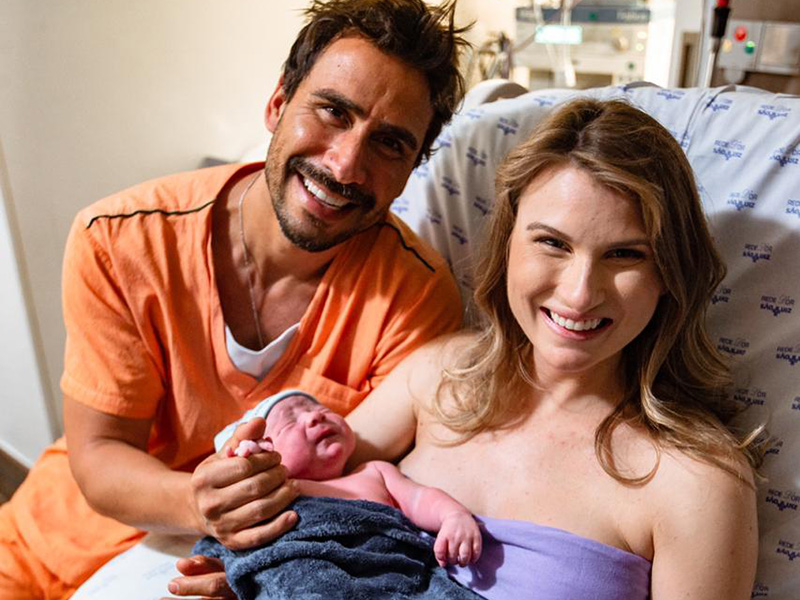 Julio Rocha apresenta o filho recém-nascido