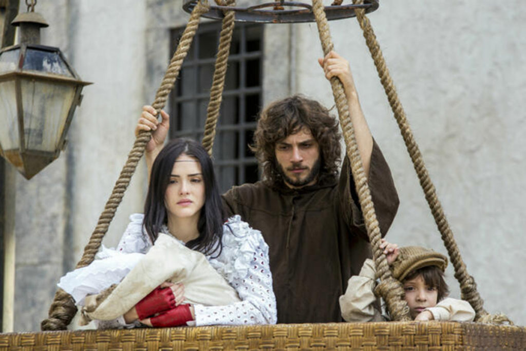 Anna, Joaquim e as crianças fogem em um balão