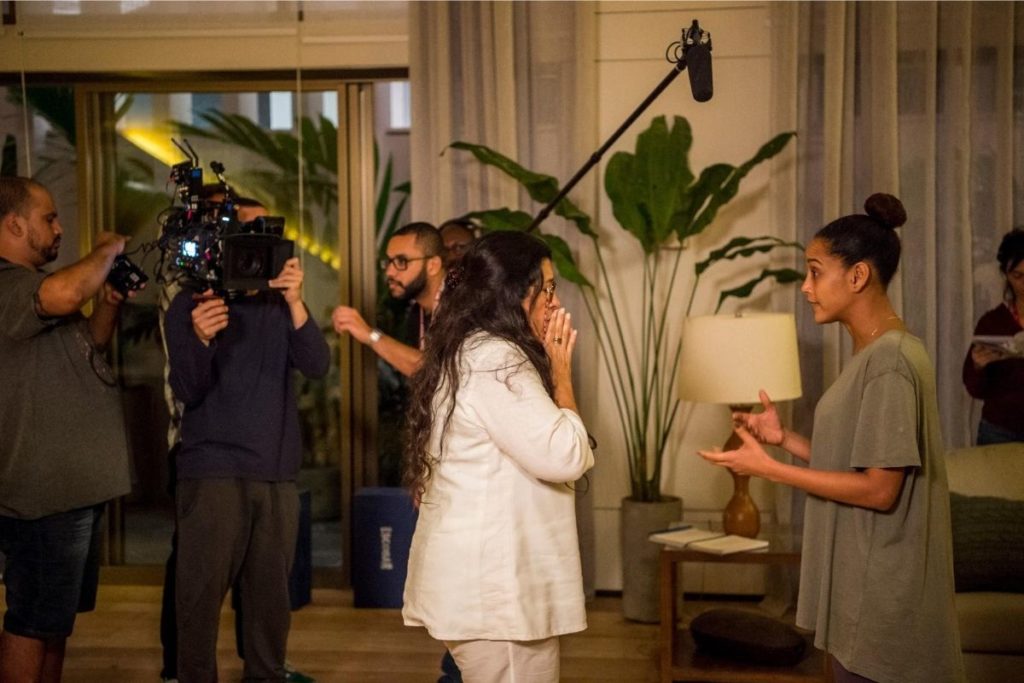 Lurdes (Regina Casé) e Vitória (Taís Araújo) em cena de Amor de Mãe.