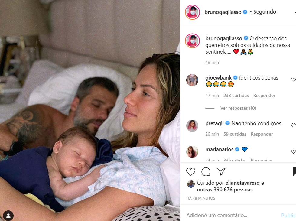 Bruno Gagliasso mostra foto da família