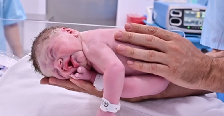 Flávia Viana apresenta o filho recém-nascido