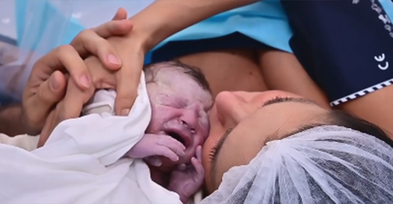 Flávia Viana apresenta o filho recém-nascido