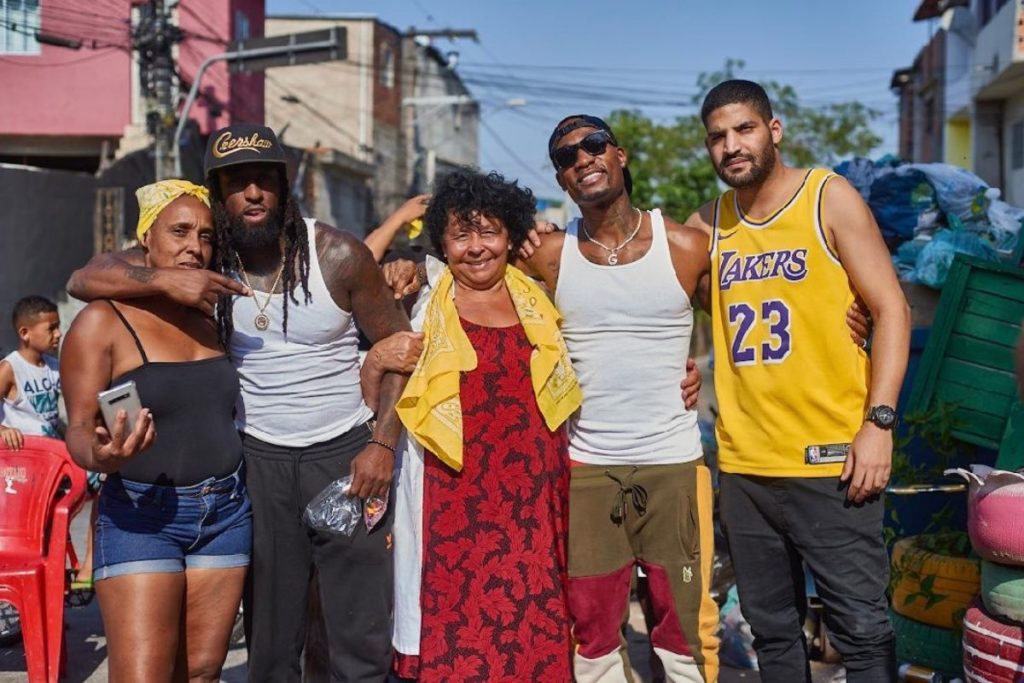 Young e Gshytt, em ação social no Capão Redondo em São Paulo. Foto: reprodução.