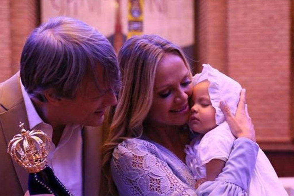 Eliana mostra as fotos do batizado da filha na Basílica de Nossa Senhora Aparecida