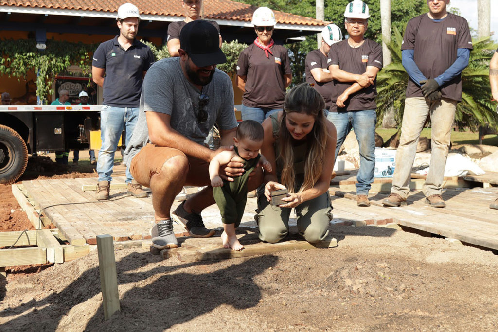 Sorocaba e Biah Rodrigues plantam o umbigo do filho