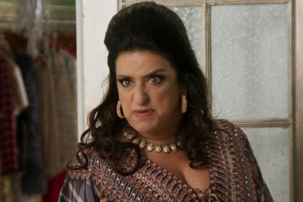 Teodora (Grace Gianoukas) em Haja Coração