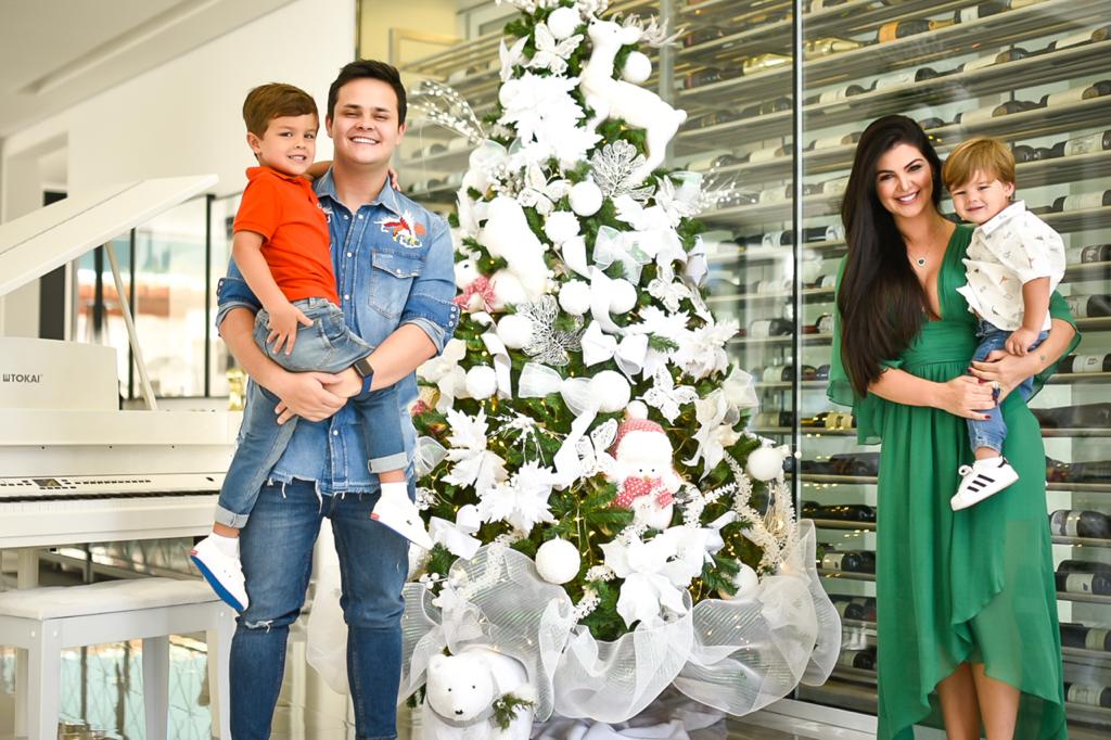 Matheus Aleixo mostra a decoração de Natal de sua casa ao lado da família