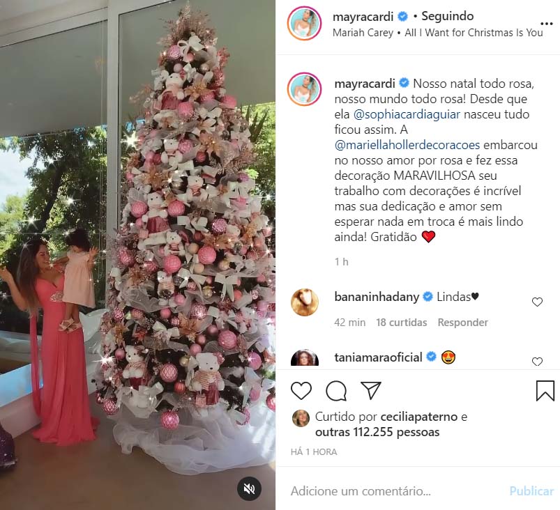 Mayra Cardi monta árvore de Natal enorme em sua mansão