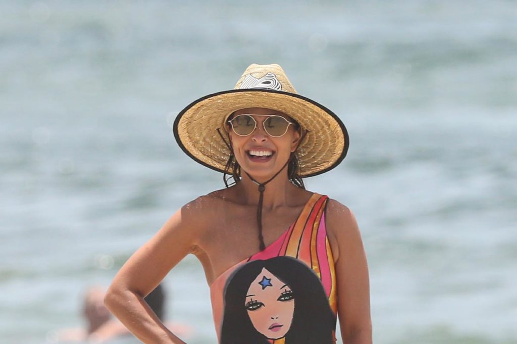 Juliana Paes curte dia na praia com a família