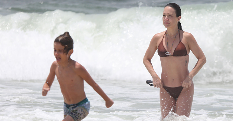 Gabriela Duarte na praia