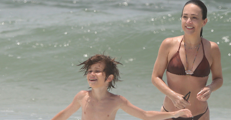 Gabriela Duarte na praia