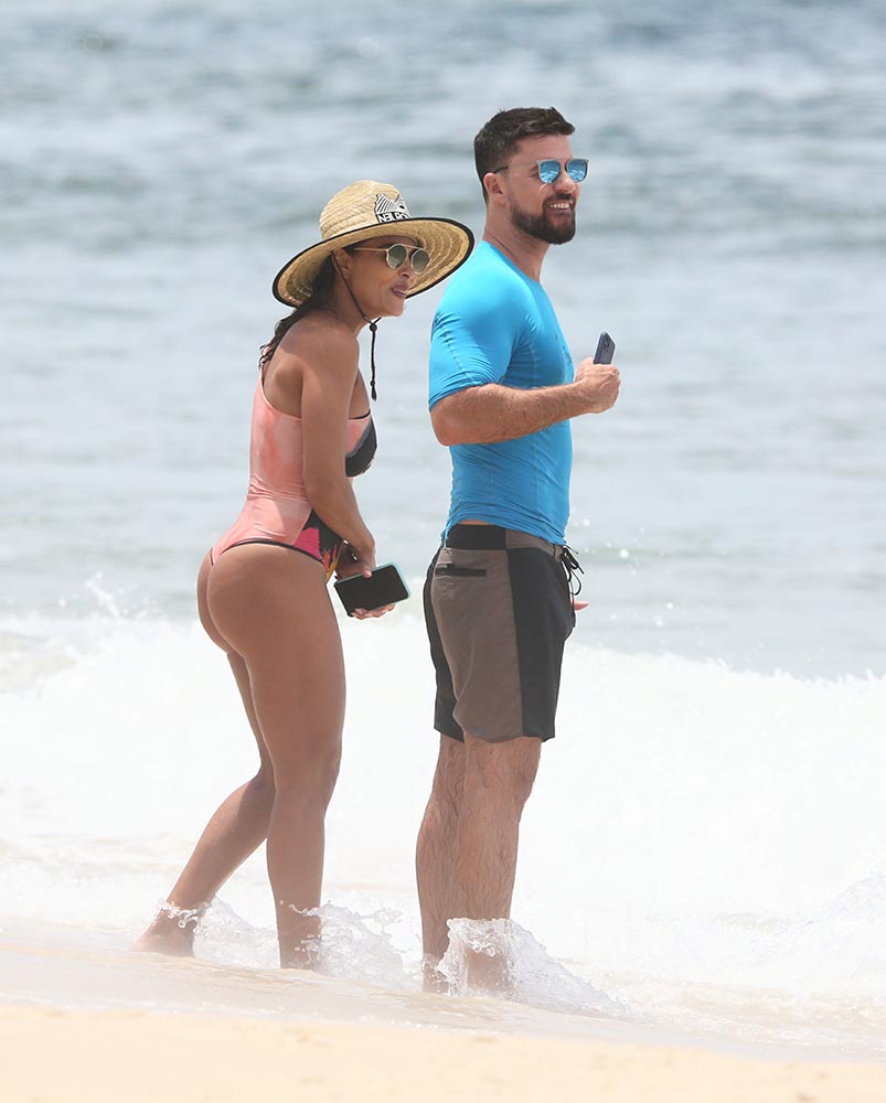 Juliana Paes curte dia na praia com a família