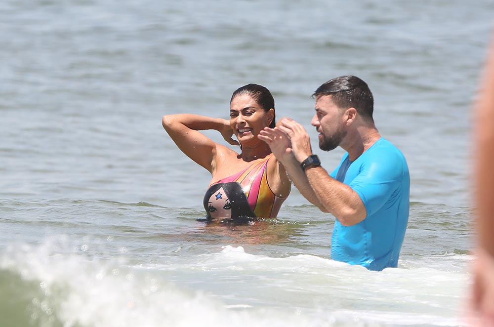 Juliana Paes curte dia na praia com a família