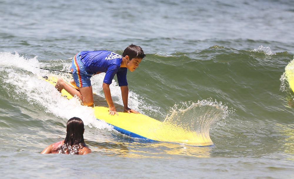 Juliana Paes curte dia na praia com a família