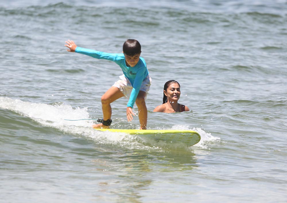 Juliana Paes curte dia na praia com a família