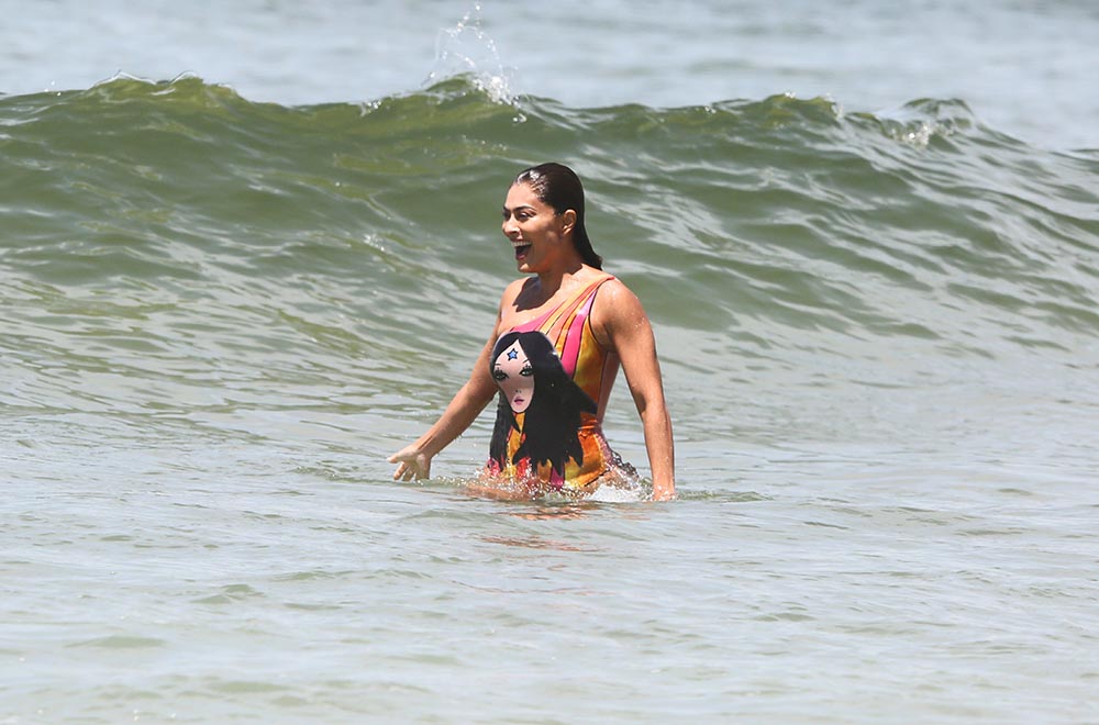 Juliana Paes curte dia na praia com a família