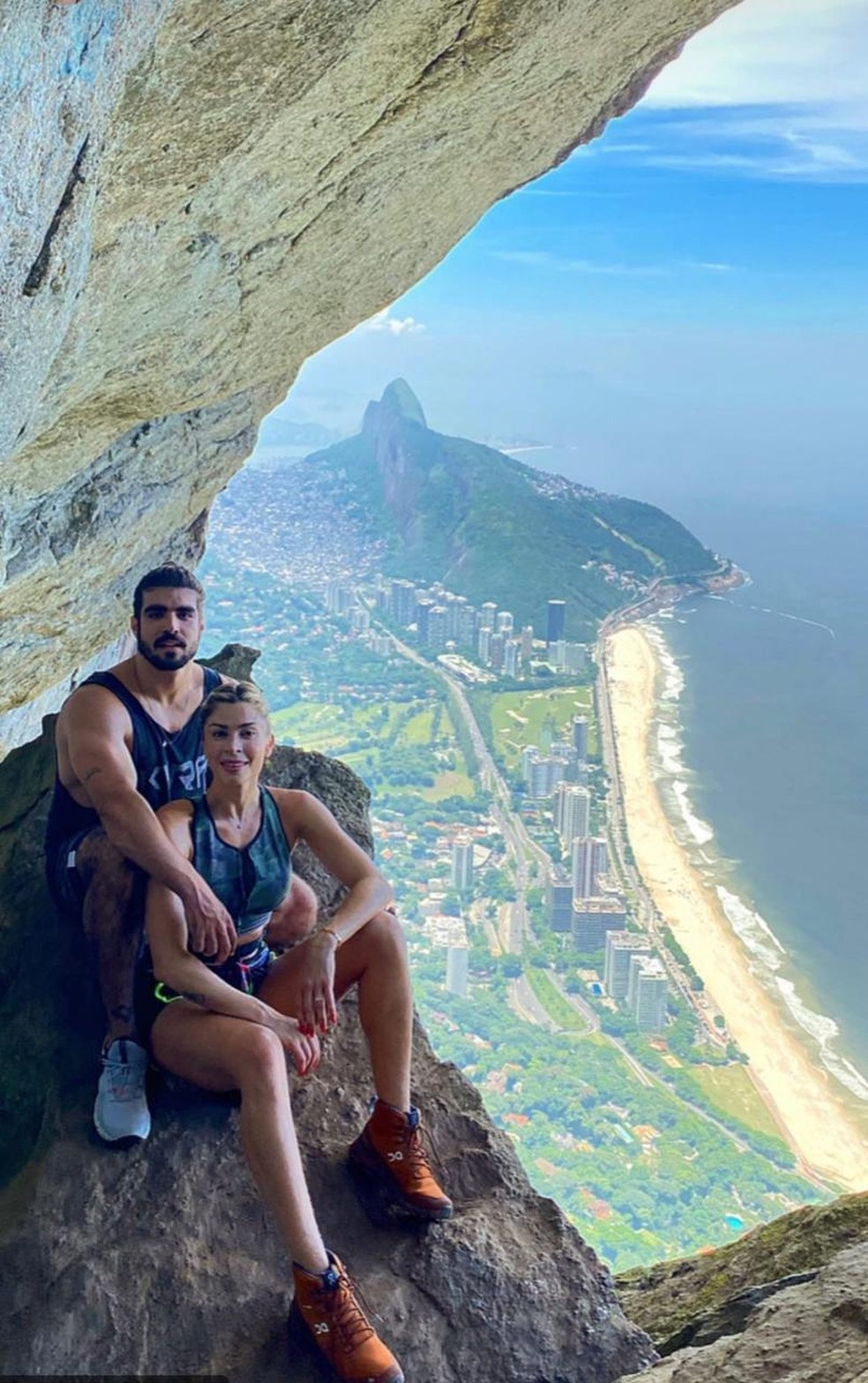 Caio Castro e Grazi Massafera fazem trilha no Rio de Janeiro