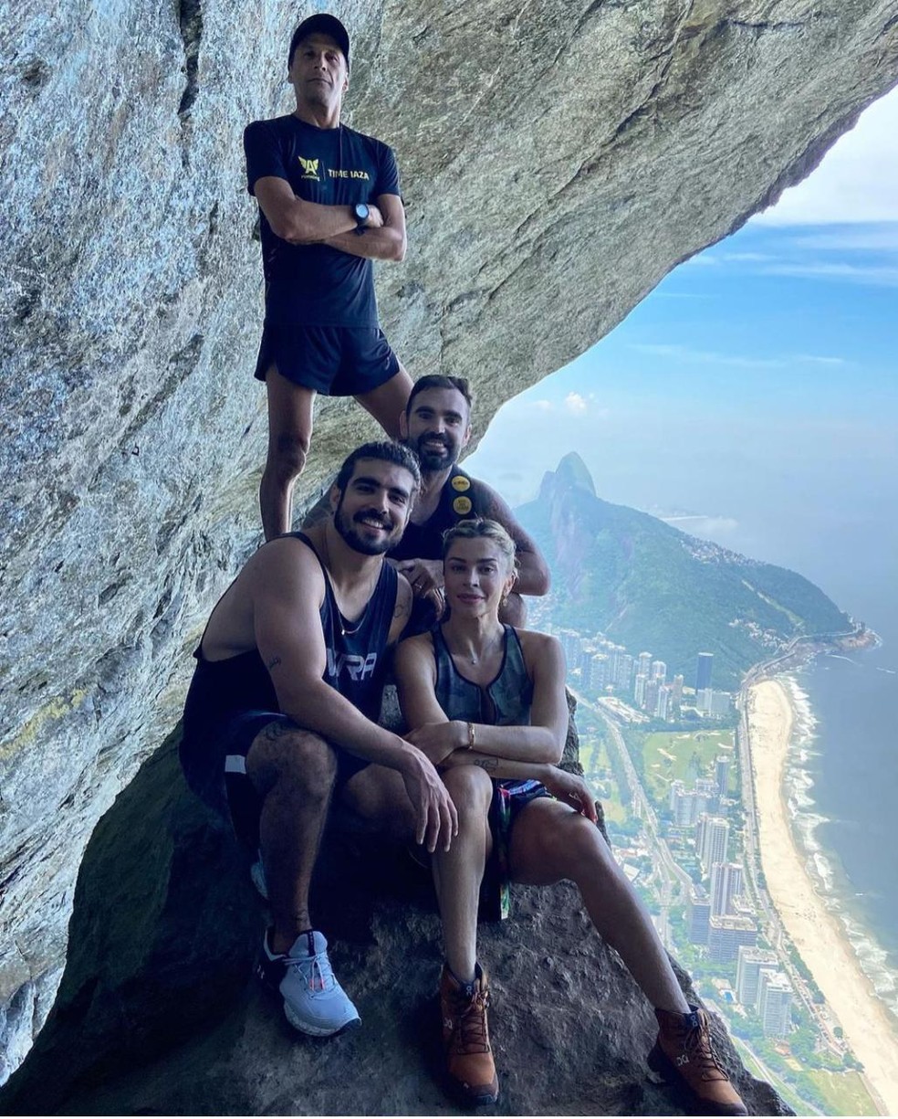Caio Castro e Grazi Massafera fazem trilha no Rio de Janeiro