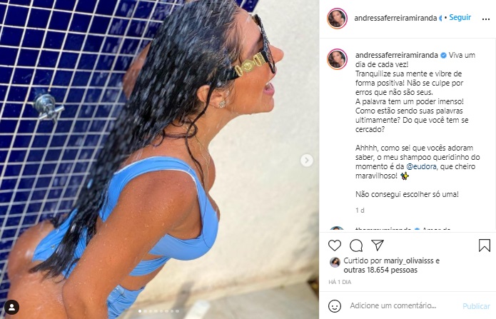 Andressa Ferreira exibe boa forma ao tomar banho de ducha