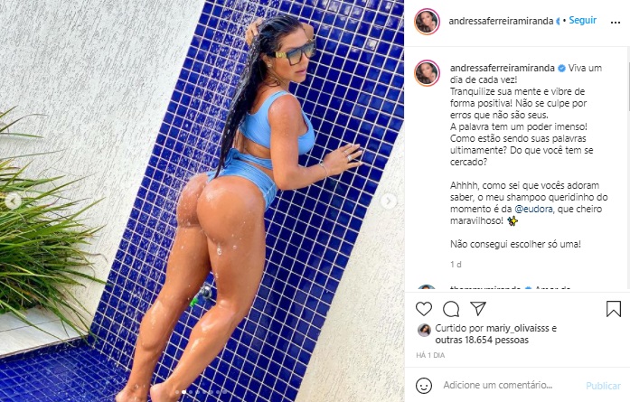 Andressa Ferreira exibe boa forma ao tomar banho de ducha