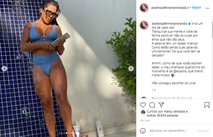 Andressa Ferreira exibe boa forma ao tomar banho de ducha