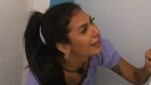 Pocah aparece chorando no banheiro reservado do BBB21 - Crédito: Reprodução / Globo