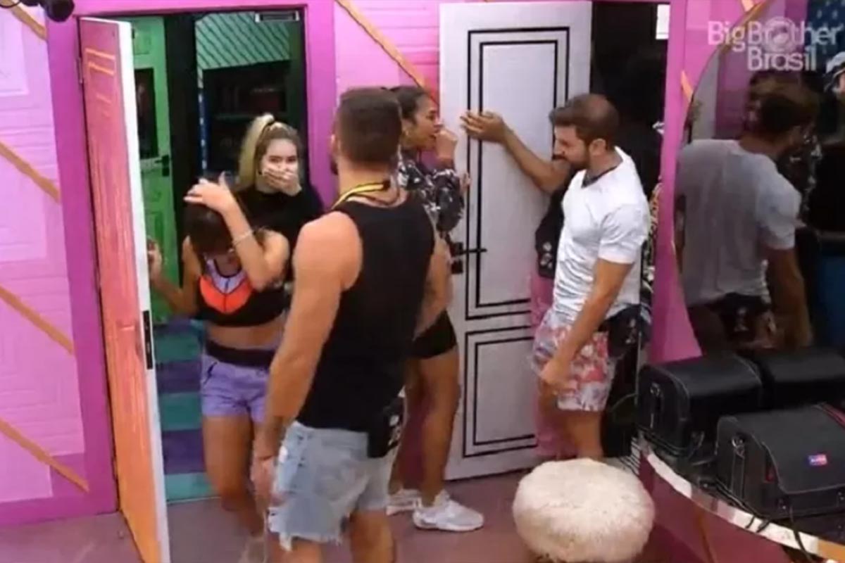 Produção dá bronca nos brothers após reunião na despensa do BBB21