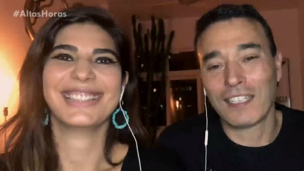 Andréia Sadi e André Rizek durante participação no programa Altas Horas, da Globo