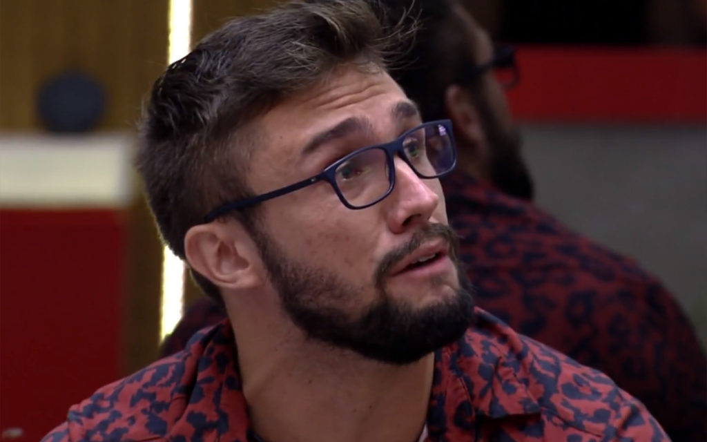 Arthur chora após discutir com Fiuk no Jogo da Discórdia