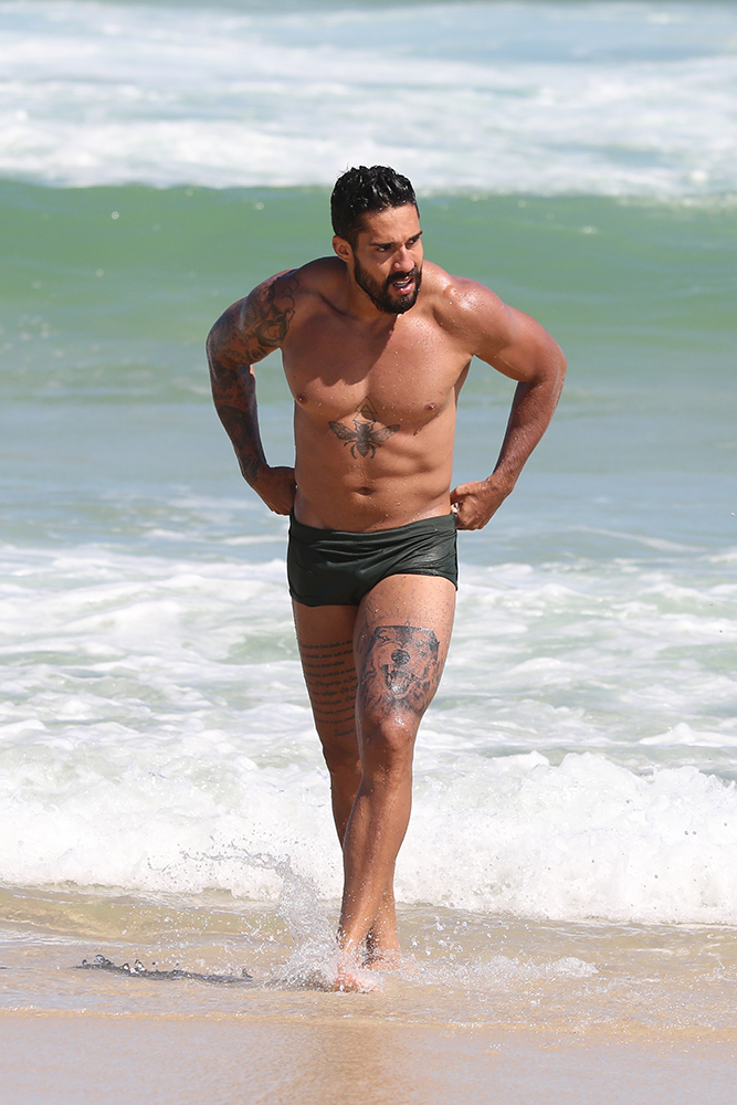 Arcrebiano ostenta corpão musculoso em dia na praia - Crédito: Dilson Silva / AgNews