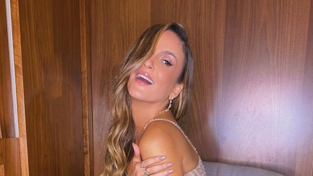 Claudia Leitte usa vestidinho transparente e chama atenção na web