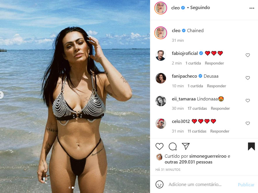 Cleo aparece com biquíni mínimo - Crédito: Reprodução / Instagram