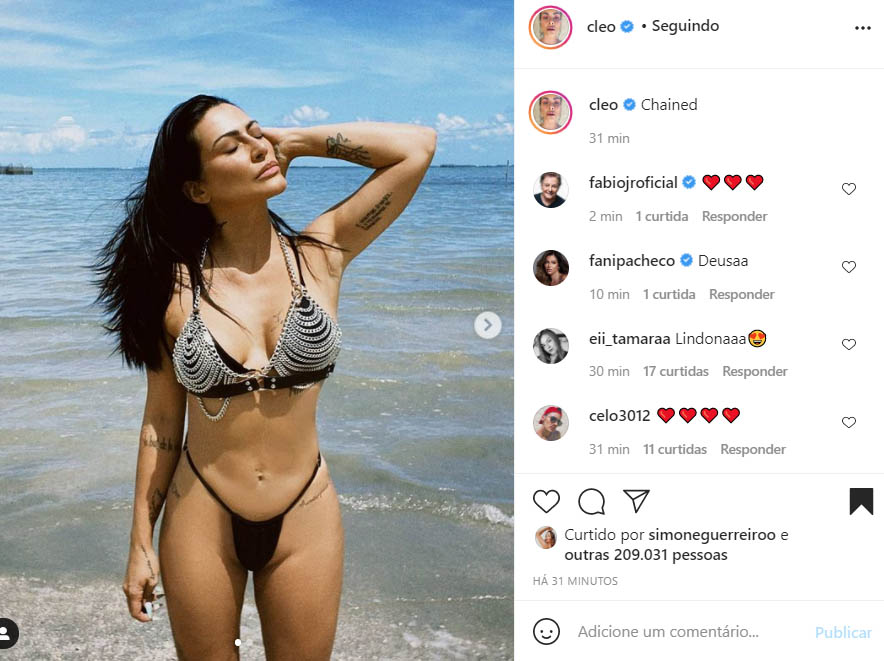 Cleo aparece com biquíni mínimo - Crédito: Reprodução / Instagram