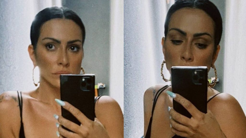 Cleo tira foto no espelho e mostra modelito preto com fendas laterais