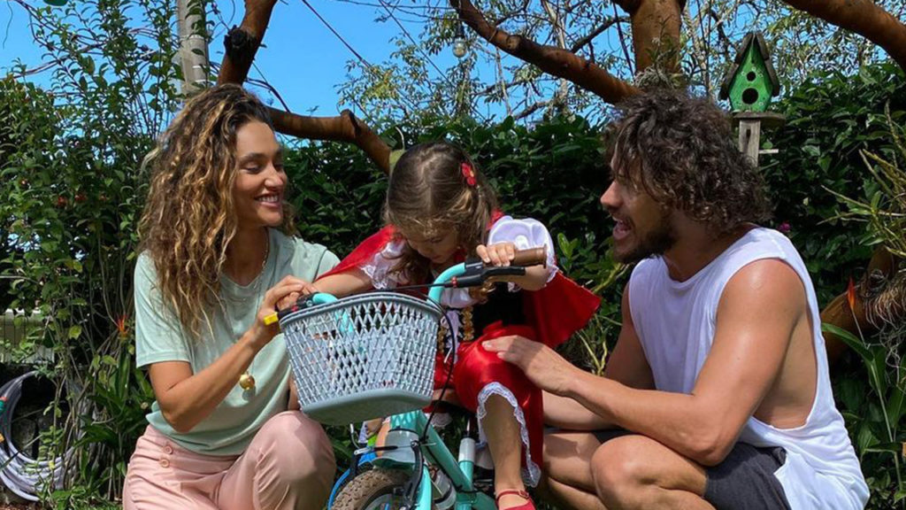 Débora Nascimento, Bella e José Loreto - Crédito: Reprodução / Instagram