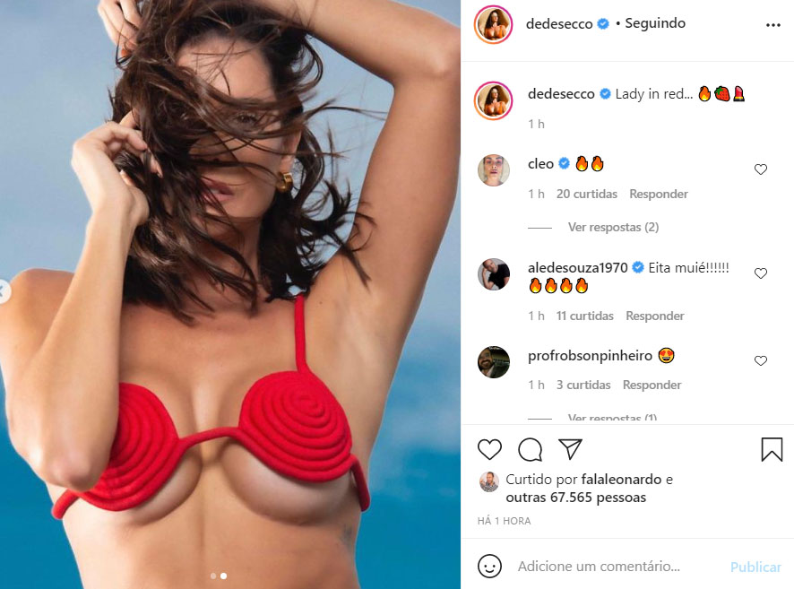 Deborah Secco aparece de biquíni vermelho