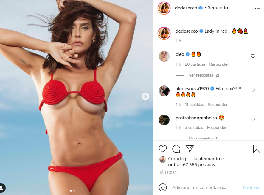 Deborah Secco aparece de biquíni vermelho