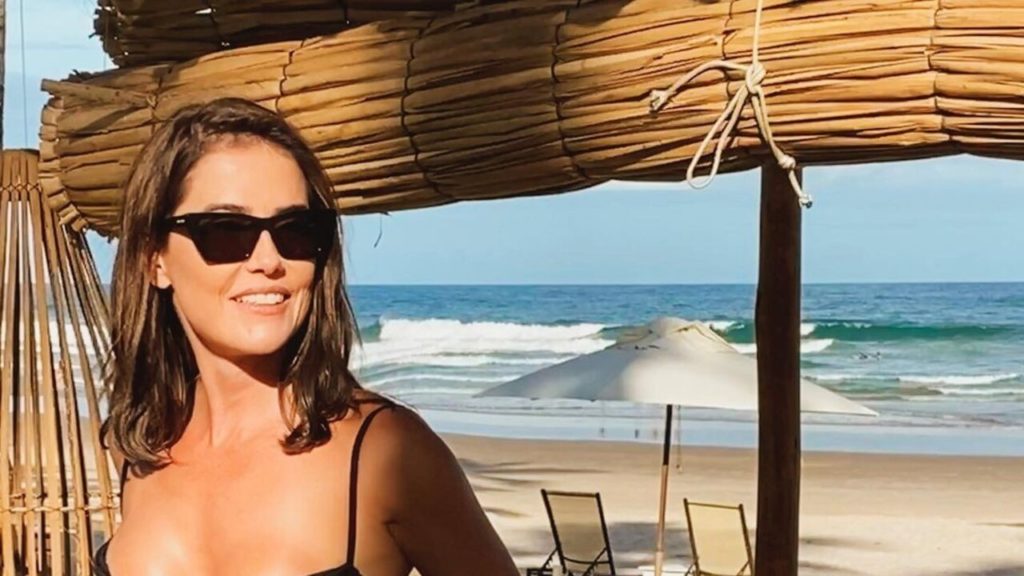 Deborah Secco agita web ao surgir com biquíni fio-dental