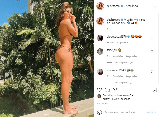 Deborah Secco agita web ao surgir com biquíni fio-dental