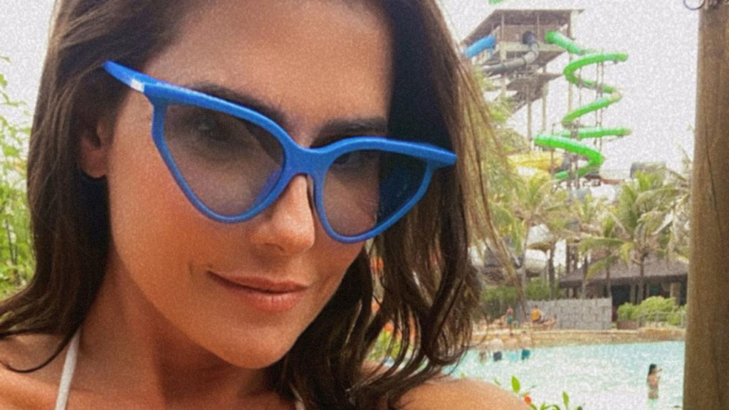 Deborah Secco aparece de biquíni vermelho