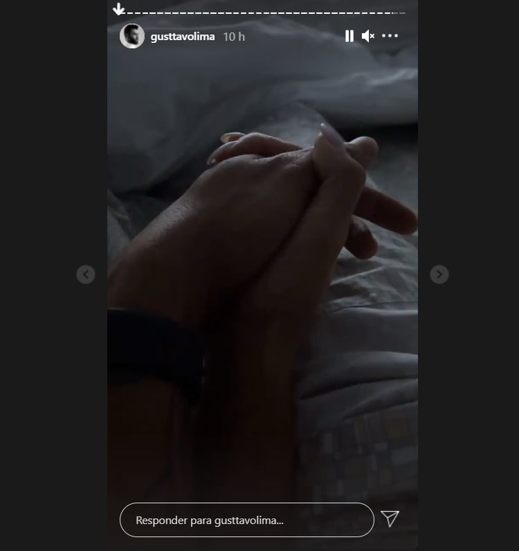 Gusttavo Lima mostra mão de mulher nas redes sociais - Crédito: Reprodução / Instagram