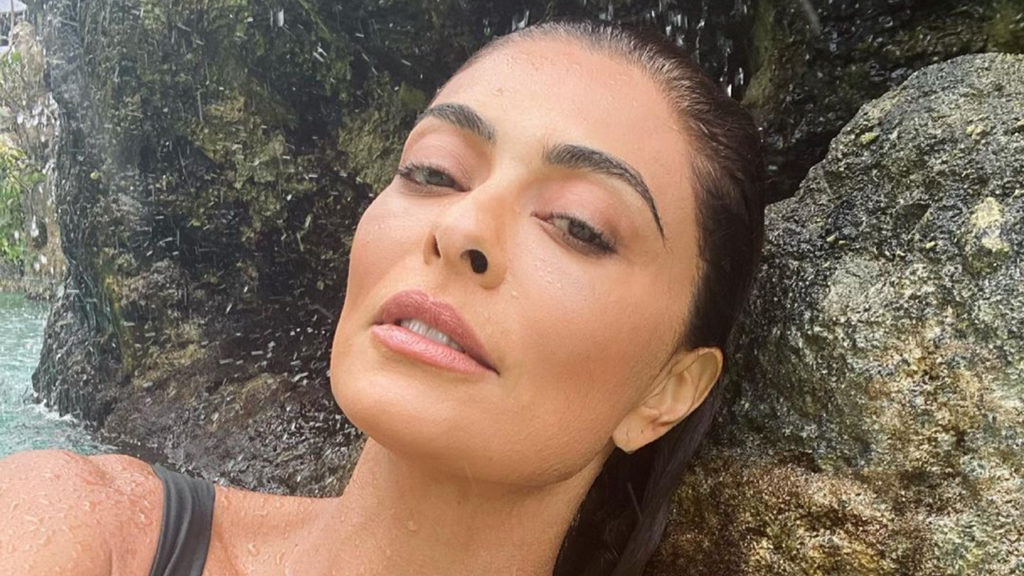 Juliana Paes arrasa ao mostrar fotos de maiô