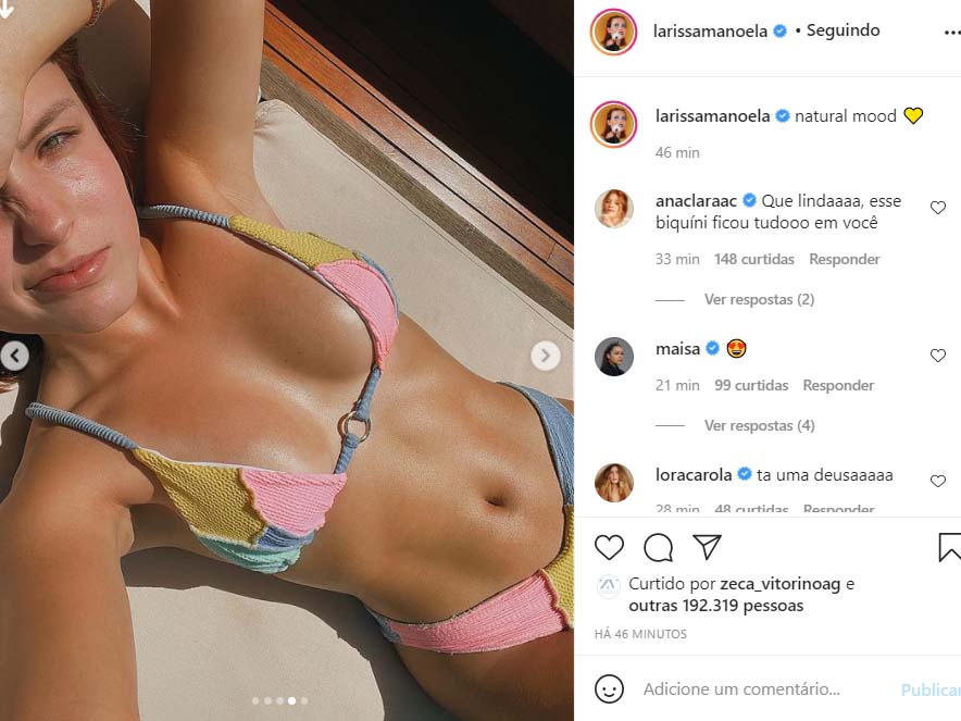 Larissa Manoela posa de biquíni na web