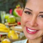 Mayra Cardi posa sorridente com frutas e verduras para falar sobre nova dieta