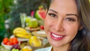 Mayra Cardi posa sorridente com frutas e verduras para falar sobre nova dieta