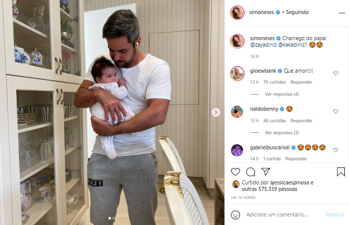 Simone mostra marido com a filha caçula