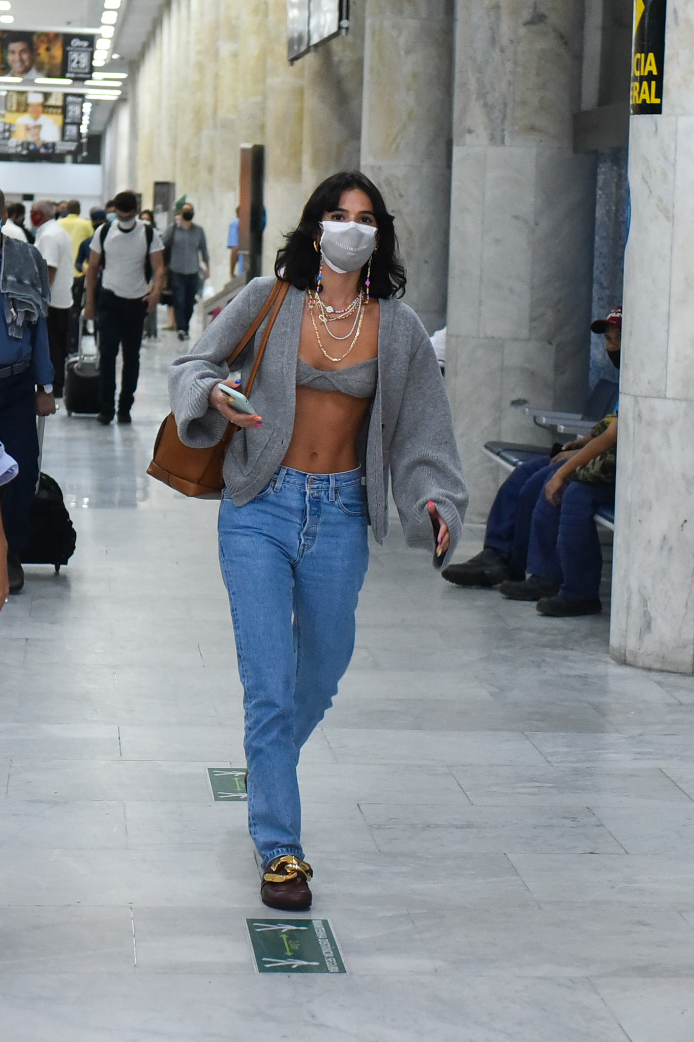 Bruna Marquezine aparece com look luxuoso no aeroporto - Crédito: Marcelo Sá Barretto / AgNews