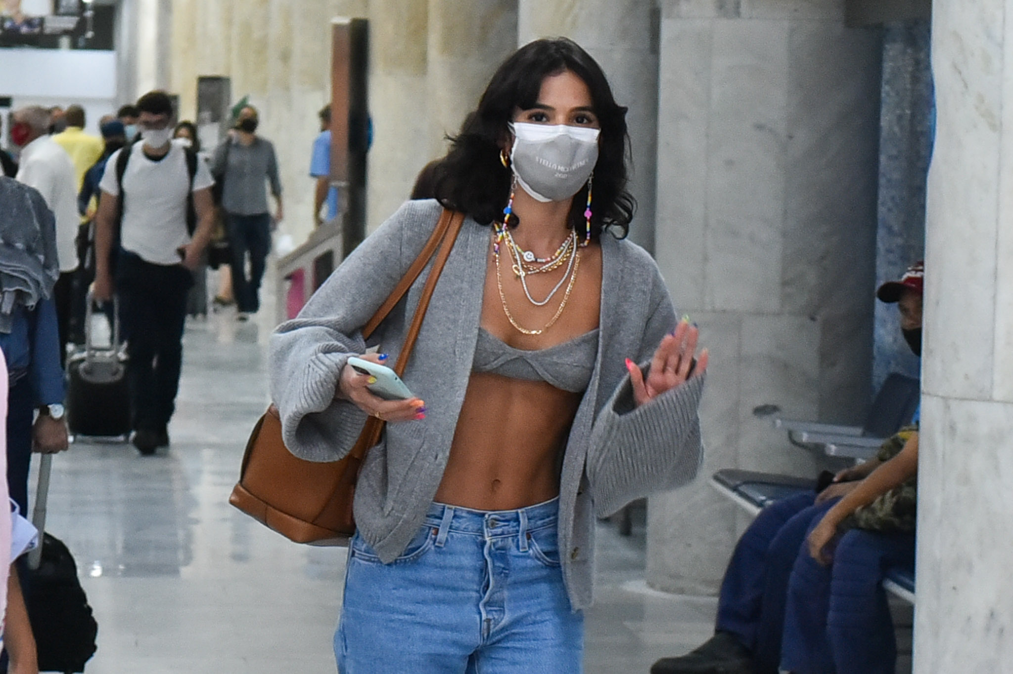 Bruna Marquezine aparece com look luxuoso no aeroporto - Crédito: Marcelo Sá Barretto / AgNews