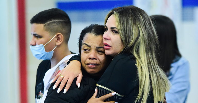 Valquíria Nascimento e Deolane Bezerra, mãe e viúva de MC Kevin - Crédito: Leo Franco / AgNews